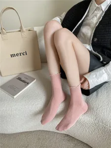 Rosa Rüschen Socken Detail, süße Baumwoll Socken mit Spitzenborte und Rippstrick.