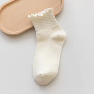 Weiße Damen Kurzsocken mit süßem Rüschenrand, bequemes atmungsaktives Strickgewebe Detail.