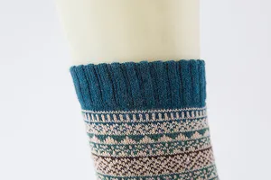 Detailaufnahme der herren ethnischen Wollsockenmanschette mit feinem Strickmuster.