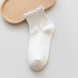 Detailansicht weiße Socken mit Rüschenrand, süßes Design für den Alltag und Schule.