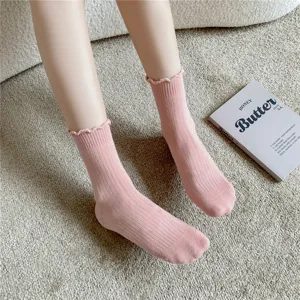 Rosa Rüschen Wadenstrümpfe für Damen, süße Baumwollsocken mit Spitzenbesatz im Detail.