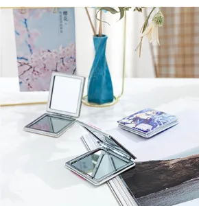 Compacte opvouwbare dubbelzijdige zakmake-upspiegel met schattig anime grafisch detail.