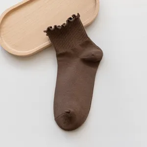 Braune Damen Kurzsocken mit Rüschenrand, süße Strick Socken für elegante Freizeitschuhe Outfits.