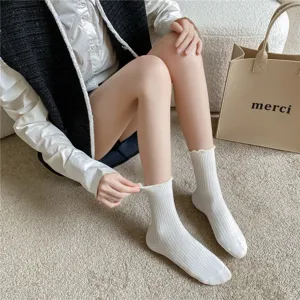 Detailaufnahme von weißen gerippten Mittelsocken mit feiner Rüschenspitze für Damen.