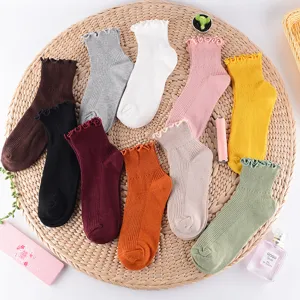 Mehrfarbige Rüschen Damen Kurzsocken, süße japanische gestapelte Baumwollsocken für Sommer.