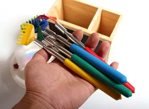 Tragbarer teleskopischer Rückenkratzer mit buntem Gummigriff und robustem Edelstahlrohr.