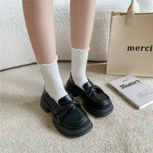 Detailansicht weißer Socken mit Spitzenbesatz kombiniert mit stilvollen Loafern.