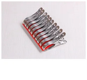 Detailansicht von Edelstahl Wäscheklammern, großer flacher Clip für Decken und sicheres Trocknen.