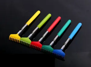 Tragbarer teleskopischer Rückenkratzer mit bunten Griffen und Metallstab im 5er Set.