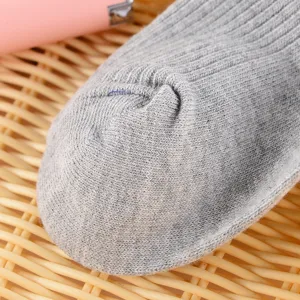 Nahaufnahme Detail grauer Rippstrick Socke, weiche Textur, bequemes Freizeitzubehör.