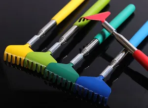 Detailansicht von bunten teleskopischen Rückenkratzern mit ausziehbaren Metallstäben und Greifern.