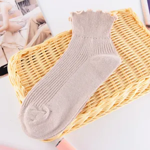 Gerüschte Socken Detailansicht, weicher Strickstoff mit süßem Wellenrand Design.