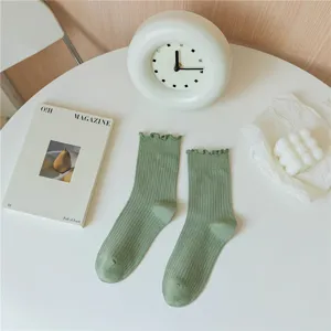 Grüne gerippte Wadenstrümpfe mit niedlichen Rübenkanten, weiche lässige Freizeitsocken.