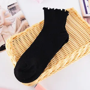 Schwarze gerippte Rüschensocken für Damen, süße kurze Socken mit Kräuselsaum, Alltag.
