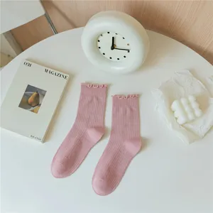 Rosa gerippte Socken mit zarter Rüschenspitze, ideal für den täglichen Freizeitlook.
