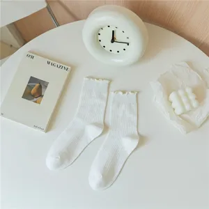 Weiße gerippte Mittelsocken mit feiner Spitzenrüsche für süßen Allover-Look und Loafer.