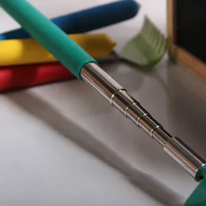 Ausziehbarer Rückenkratzer mit 5-teiligem Metallstab für einfache Handhabung und Reichweite.