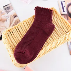 Dunkelrote Socken mit Rübenkante, süße JK-Stil Damen Kurzsocken für Frühling Sommer Alltag.