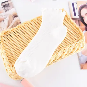 Weiße Rüschen-Kurzsocken für Damen, geripptes Design, ideal für Frühling und Sommer Alltag.