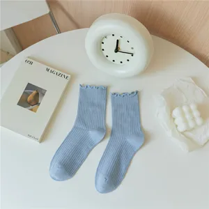 Hellblaue Rippen-Wadensocken mit zarten gerafften Spitzenbündchen für Modealltag.
