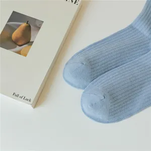 Nahaufnahme der hellblauen gerippten Baumwollsocken mit feiner Textur und sauberem Finish.