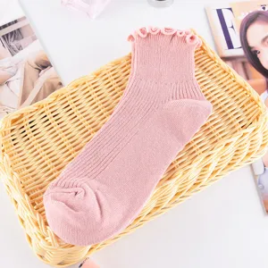 Rosa kurze Socken mit Rüschen für Damen, süße japanische gestrickte Sommersocken mit Wellenrand.