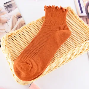 Orange gerüschte kurze Socken für Damen, atmungsaktive Strick Freizeitsocken Füßlinge.