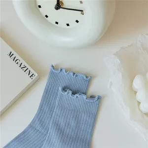 Hellblaue gerippte Mittelsocken mit zarten Rüschenbündchen, in einem sauberen Design.
