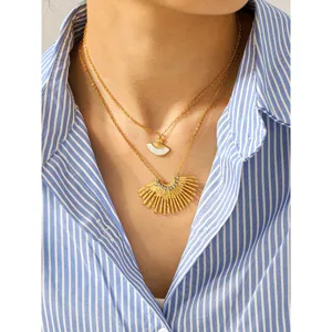 Collana multistrato in acciaio al titanio con ciondolo ventaglio madreperla e cristallo.