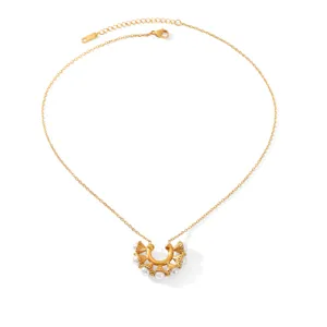 Squisita collana in acciaio al titanio dorato con perla e ciondolo a ventaglio, gioiello.