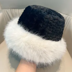 Nahaufnahme der Winter Plüsch Kontrastfarbe Mütze, weicher Kunstfellrand, warmes Design.
