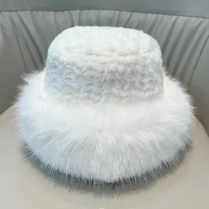 Detailansicht der flauschigen weißen Kunstpelz Wintermütze mit dichter Plüschstruktur und Rand.