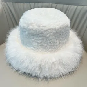 Flauschiger Winter Plüsch Anglerhut Detail, dicker warmer Kunstpelz Hut für Damen stylisch cozy.