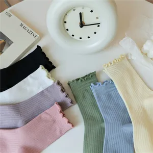 Bunte Damen Rippstrumpf Socken mit rüschendem Spitzenrand, ideal für den täglichen Look.