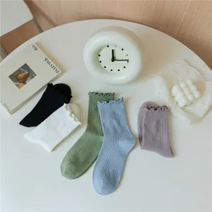 Detailansicht eleganter Damen Socken mit feinen Rüschen, weiche Baumwolle für Alltag.