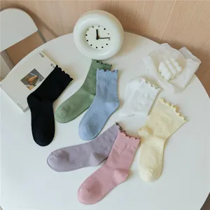 Gerüschte Mittelsocken Detailansicht, zeigt zarte Spitzenkanten in verschiedenen schönen Farben.