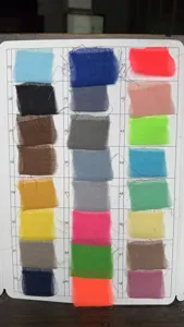 Farbmuster Detail mit den Nummern 25 bis 48 von transparenten Voile Stoffen Proben.