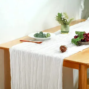 Detailaufnahme des weißen plissierten Mulltuch-Tischläufers, rustikale Partydekoration.