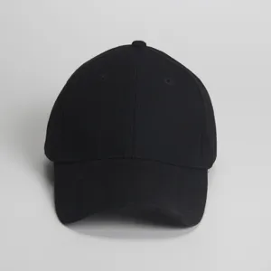 Klassische einfarbige schwarze Baseballkappe für Sonnenschutz im Freien und Freizeit.
