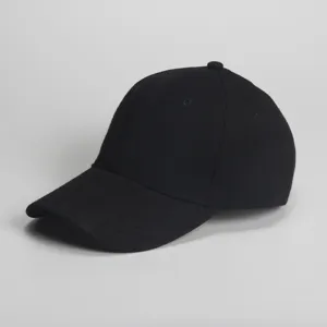 Klassische schwarze Baseballkappe Detailansicht mit strapazierfähigem Twill-Stoff.