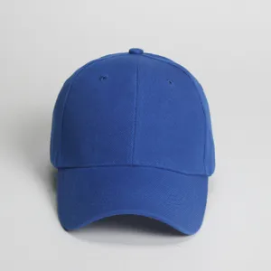 Nahaufnahme der klassischen blauen Baseballkappe mit strukturierter Sechs-Panel-Form.