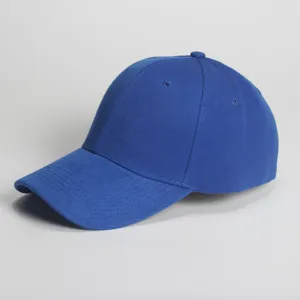 Detaillierte Nahaufnahme der klassischen blauen Twill-Baseballcap mit gebogenem Schirm.