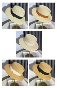 Vista ravvicinata di dettaglio del cappello di paglia estivo con elegante nastro e trama.