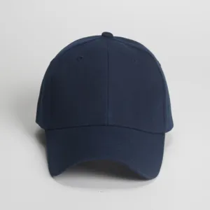 Nahaufnahme Detailansicht einer dunkelblauen Baseballkappe mit Belüftungslöchern und Schirm.