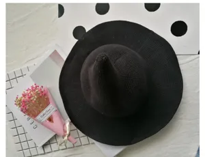 Cappello da strega in maglia nera con cima appuntita e tesa larga, cotone traspirante, sole.