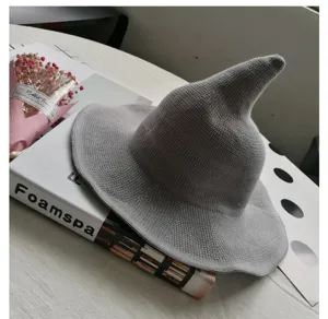 Vista dettagliata di un cappello da strega grigio in maglia a tesa larga per la stagione estiva.