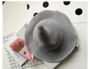 Cappello da strega appuntito in cotone lavorato a maglia grigio donna, tesa larga parasole.