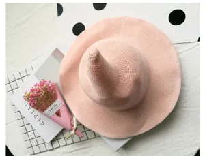 Dettaglio cappello sole strega rosa appuntito, tesa larga cotone traspirante estate donna.