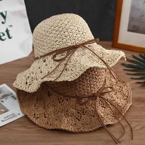 Handgemachter geflochtener Strohhut mit Schleife, ideal für den Sommer und Sonnenschutz.