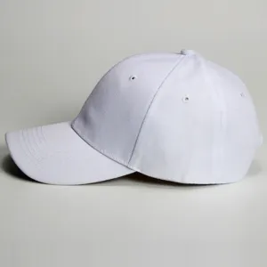 Nahaufnahme eines schlichten weißen Baseballcaps mit feinem Stoff und präziser Naht.